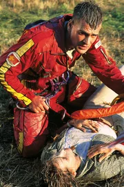 Ralf Staller (Wolfgang Krewe) versorgt die aus dem Brunnen geborgene Gerda Ortner (Christine Schuberth). Ralf Staller (Wolfgang Krewe) versorgt die aus dem Brunnen geborgene Gerda Ortner (Christine Schuberth).