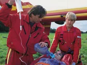 Dr. Lüdwitz (Rainer Grenkowitz, l.) und Peter Berger (Serge Falck) befördern die bewusstlose Geli (Eva Lorenzo) in den Helicopter. Dr. Lüdwitz (Rainer Grenkowitz, l.) und Peter Berger (Serge Falck) befördern die bewusstlose Geli (Eva Lorenzo) in den Helicopter.
