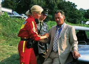 Dr. Kollmann (Anja Freese) versorgt den völlig geschockten Othmar Spann (Manfred Lehmann). Er hat seinen Autounfall heil überstanden, seine Frau jedoch ist dabei tödlich verunglückt. Dr. Kollmann (Anja Freese) versorgt den völlig geschockten Othmar Spann (Manfred Lehmann). Er hat seinen Autounfall heil überstanden, seine Frau jedoch ist dabei tödlich verunglückt.
