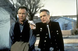 Aus Spiel wird Ernst: Gemeinsam nehmen der skrupellose Wayne (J. T. Walsh, l.) und der wahre Killer Lyle (Dennis Hopper, r.) Michaels F&auml;hrte auf ...