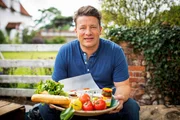Der Lieblingskoch der Nation bereitet in seinem Landhaus leckere, gesunde Rezepte aus seinem Buch „7 Ways“ zu. Der Lieblingskoch der Nation bereitet in seinem Landhaus leckere, gesunde Rezepte aus seinem Buch „7 Ways“ zu.