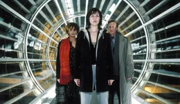 Mit der Hilfe der Psychologin Mathilde Urano (Laura Morante, l.) keimt in Anna (Arly Jover, M.) der Verdacht auf, dass sie nicht die ist, die sie zu sein scheint. Gemeinsam mit Dr. Ackerman (Didier Sauvegrain, r.) macht sie sich auf, das Geheimnis ihrer Ged&auml;chtnisl&uuml;cken aufzudecken ...