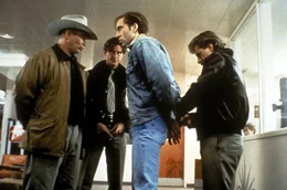 Der wehrlose Michael (Nicolas Cage, 2.v.r.) ger&auml;t in die F&auml;nge des dubiosen Sheriffs (J. T. Walsh, l.) und seinen Polizeibeamten geraten ...