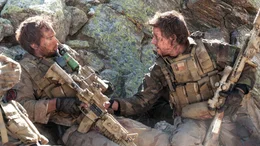 Vier US-Soldaten sind von ihrer Einheit abgeschnitten und m&uuml;ssen sich einer &Uuml;bermacht von Taliban-K&auml;mpfern stellen. In den unwegsamen Bergen Afghanistans k&auml;mpfen sie einen aussichtslosen Kampf, der sie an ihre Grenzen bringt.. (Foto: Taylor Kitsch, li., Mark Wahlberg)