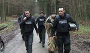 Sobald die Beamten in Kenntnis gesetzt wurden, was passiert ist, machen sie sich auf die Suche nach der Vermissten! Sobald die Beamten in Kenntnis gesetzt wurden, was passiert ist, machen sie sich auf die Suche nach der Vermissten!