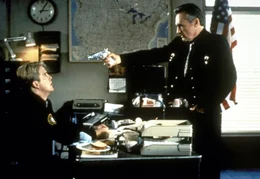 Nicht einmal vor einem Mord an einem Polizisten schreckt der kaltbl&uuml;tige Killer Lyle (Dennis Hopper, r.) zur&uuml;ck ...
