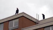Eine Frau will sich von einem Hochhaus stürzen. Kann das SEK sie von diesem schrecklichen Plan abbringen..?eingesetzt.. Eine Frau will sich von einem Hochhaus stürzen. Kann das SEK sie von diesem schrecklichen Plan abbringen..?eingesetzt..