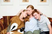 Tina (Franziska Arndt, M.) ist ihren Kindern Hannah (Katharina Gieron, l.) und Leon (Leon Seidel) gegenüber offen und bittet sie um Verständnis für ihre Situation. Tina (Franziska Arndt, M.) ist ihren Kindern Hannah (Katharina Gieron, l.) und Leon (Leon Seidel) gegenüber offen und bittet sie um Verständnis für ihre Situation.