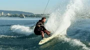 Boris Garcia beim Wakeboarden auf dem Zürichsee Boris Garcia beim Wakeboarden auf dem Zürichsee