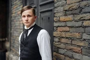 Eine Zeitreise ins New York des 19. Jahrhunderts: Georg Schmidt (Leon Blaschke) ist ein deutscher Einwanderer und lebt seit drei Jahren in der Stadt. Sein Traum ist es, Anwalt zu werden. Eine Zeitreise ins New York des 19. Jahrhunderts: Georg Schmidt (Leon Blaschke) ist ein deutscher Einwanderer und lebt seit drei Jahren in der Stadt. Sein Traum ist es, Anwalt zu werden.