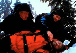 Mulder (David Duchovny, r.) und der Anthropologe Arlinsky (Matthew  Walker, l.) finden auf dem Weg zu dem Fundort des Au&szlig;erirdischen einen ermordeten Geologen.