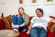 Zwischen Tina (Franziska Arndt) und Stefan (Tim Olrik St&ouml;neberg) stellt sich ein St&uuml;ck alte Vertrautheit ein.