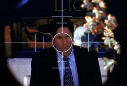 Nachdem Mulder (David Duchovny) ein Komplott der Regierung aufgedeckt hat, befindet er sich schon bald im Fadenkreuz eines Attent&auml;ters.