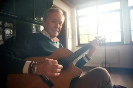 Peter Kraus ist nie ohne seine Gitarre, auch nicht privat. "ZDF-History" hat die Rock&rsquo;n&rsquo;Roll-Legende im Herbst 2022 auf seinem Bauernhof in der Steiermark besucht.