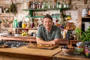 Jamie Oliver. In dieser brandneuen Serie begleiten wir den Lieblingskoch der Nation in seinem Landhaus, wo er leckere, gesunde Rezepte aus seinem neuen Buch 7 Ways zubereitet: Einfache Ideen für jeden Tag der Woche. Jamie Oliver. In dieser brandneuen Serie begleiten wir den Lieblingskoch der Nation in seinem Landhaus, wo er leckere, gesunde Rezepte aus seinem neuen Buch 7 Ways zubereitet: Einfache Ideen für jeden Tag der Woche.