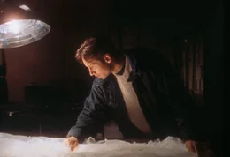 Mulder (David Duchovny) muss feststellen, dass der Au&szlig;erirdische, den er aus dem ewigen Eis eines kanadischen Gletschers geborgen hat, verschwunden ist.