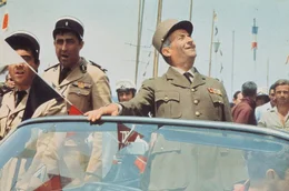 Cruchot (Louis de Fun&eacute;s, m.l.) daneben Albert Merlot (Christian Marin), Personen im Hintergrund unbekannt) l&auml;sst sich nach der sensationellen Festnahme der Kunstdiebe von der Masse feiern.