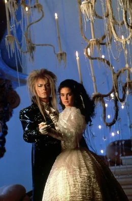 Der K&ouml;nig der Kobolde (David Bowie) versucht, Sarah (Jennifer Connelly) von der Suche nach ihrem kleinen Bruder Toby abzulenken.