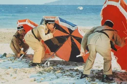 Im Kampf gegen Nudisten ist das oberste Gebot der Gendarmen nicht immer sich bedeckt zu halten. V.l.n.r.: Lucien Fougasse (Jean Lefebvre), der Chef J&eacute;r&ocirc;me Gerber (Michel Galabru) und Albert Merlot (Christian Marin) stellen sich den nackten Tatsachen, und pirschen sich an eine Gruppe von Nudisten heran, die sie festnehmen wollen.