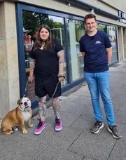 Bulldogge Hansi pöbelt im Piercingstudio seines Frauchens Sheila die Kunden an. In der Box randaliert er, dass die Wände wackeln. Sheila braucht Hilfe von Hundetrainer Marcel. Bulldogge Hansi pöbelt im Piercingstudio seines Frauchens Sheila die Kunden an. In der Box randaliert er, dass die Wände wackeln. Sheila braucht Hilfe von Hundetrainer Marcel.
