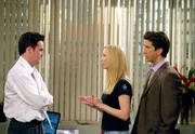 (v.l.n.r.) Chandler Bing (Matthew Perry); Phoebe Buffay (Lisa Kudrow); Ross Geller (David Schwimmer) (v.l.n.r.) Chandler Bing (Matthew Perry); Phoebe Buffay (Lisa Kudrow); Ross Geller (David Schwimmer)