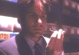 In einem geheimen Archiv des Pentagon findet Mulder (David Duchovny) ein vermeintliches Heilmittel gegen Krebs.