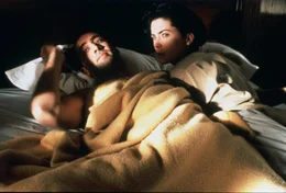 Als Michael (Nicolas Cage, l.) Suzanne (Lara Flynn Boyle, r.) warnen m&ouml;chte, bietet diese ihm das Doppelte f&uuml;r die Ermordung ihres Ehemanns ...
