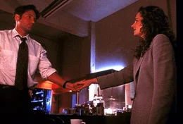 Mulder (David Duchovny, l.) trifft sich mit seiner angeblichen Schwester Samantha (Megan Leitch, r.), die er schon lange nicht mehr gesehen hat.