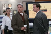 Ermitteln im Fall eines ermordeten Petty Officers: Ziva (Cote de Pablo, l.), Gibbs (Mark Harmon, M.) und McGee (Sean Murray, r.) ...