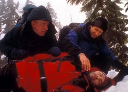 Mulder (David Duchovny, r.) und der Anthropologe Arlinsky (Matthew  Walker, l.) finden auf dem Weg zu dem Fundort des Au&szlig;erirdischen einen ermordeten Geologen.