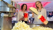 Kinoleiterin Kathi und Lena bereiten frisches Popcorn zu. Kinoleiterin Kathi und Lena bereiten frisches Popcorn zu.