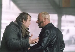 Schon bald m&uuml;ssen Kommissar Paul Nerteaux (Jocelyn Quivrin, l.) und sein skrupelloser Ex-Kollege Schiffer (Jean Reno, r.) erkennen, dass der Killer im Auftrag einer mysteri&ouml;sen Organisation agiertt, die sich die "Grauen W&ouml;lfe" nennt. Und die haben es auf eine ganz bestimmte Frau abgesehen: Anna ...