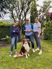Australian Shepherd Rudi hingegen legt lieber den Rückwärtsgang ein, sobald er ein unerwartetes Geräusch hört. Die Besitzer Lara und Fabio brauchen Hilfe von Hundetrainerin Ellen Marques (M.). Australian Shepherd Rudi hingegen legt lieber den Rückwärtsgang ein, sobald er ein unerwartetes Geräusch hört. Die Besitzer Lara und Fabio brauchen Hilfe von Hundetrainerin Ellen Marques (M.).
