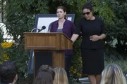 Laura (Debra Messing, l.) hat die Vermutung, dass der M&ouml;rder bei der Beerdigung auftauchen wird. Deshalb hat sie die Mutter des Opfers (Linda Powell, r.) darum gebeten, auf der Beisetzung sprechen zu d&uuml;rfen ...