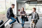 Kaan (Moritz Reinisch, l.) und Leon (Leon Seidel, r.) laufen blindlings in die Falle von Köder Daria Azana (Vanessa Stoll). Kaan (Moritz Reinisch, l.) und Leon (Leon Seidel, r.) laufen blindlings in die Falle von Köder Daria Azana (Vanessa Stoll).