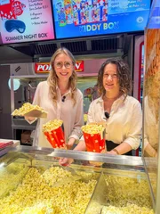 Kinoleiterin Kathi und Lena verkaufen Popcorn. Kinoleiterin Kathi und Lena verkaufen Popcorn.