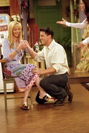 (v.l.n.r.) Phoebe Buffay (Lisa Kudrow); Joey Tribbiani (Matt LeBlanc); Monica Geller-Bing (Courteney Cox) (v.l.n.r.) Phoebe Buffay (Lisa Kudrow); Joey Tribbiani (Matt LeBlanc); Monica Geller-Bing (Courteney Cox)