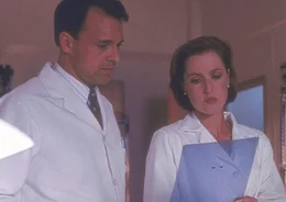 Scully (Gillian Anderson, r.) erf&auml;hrt von einem Mitarbeiter des Pentagon, dass sie und Mulder jahrelang hinters Licht gef&uuml;hrt wurden.