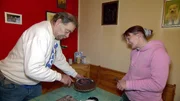 Carola feiert ihren 40. Geburtstag - mit Hindernissen. Denn sie steht mal wieder zwischen zwei M&auml;nnern. Derzeit wohnt sie bei Lothar (li.)