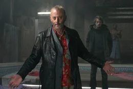 Machen sich auf, einen M&ouml;rder zu schnappen, der es auf rothaarige junge Frauen abgesehen hat: der junge Kommissar Paul Nerteaux (Jocelyn Quivrin, r.) und der skrupellose Ex-Bulle Schiffer (Jean Reno, l.) ...
