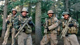 In Afghanistan gehen vier US-Soldaten durch die H&ouml;lle...  (Taylor Kitsch, li., Mark Wahlberg, 2.v.li., Ben Foster, 2.v.re. und Emile Hirsch, re.)