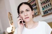 Kaya (Shirin Soraya) erfährt geschockt, dass Kaan wegen Hehlerei festgenommen wurde. Kaya (Shirin Soraya) erfährt geschockt, dass Kaan wegen Hehlerei festgenommen wurde.