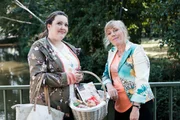 Nadine (Sarah Victoria Schalow, l.) und Uschi (Antje Lewald) sind gerührt von dem Paar, dem die Halskette gehören muss. Sie wollen versuchen, das Schmuckstück seinen Besitzern zurückzubringen. Nadine (Sarah Victoria Schalow, l.) und Uschi (Antje Lewald) sind gerührt von dem Paar, dem die Halskette gehören muss. Sie wollen versuchen, das Schmuckstück seinen Besitzern zurückzubringen.