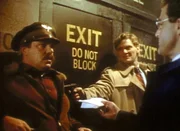 Jack Dalton (Bruce McGill, l.) wird von zwei Helfern des Aktienbetrügers Arthur Bandel terrorisiert. Jack Dalton (Bruce McGill, l.) wird von zwei Helfern des Aktienbetrügers Arthur Bandel terrorisiert.