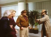 Der Kopfgeldjäger Colton (Richard Lawson, r.) hat Francine (Constance Towers, 2.v.l.) und Dalton (Bruce McGill, M.) gestellt. Der Kopfgeldjäger Colton (Richard Lawson, r.) hat Francine (Constance Towers, 2.v.l.) und Dalton (Bruce McGill, M.) gestellt.