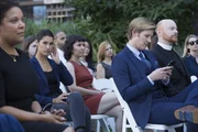 W&auml;hrend der Beerdigung seines Freundes spielt Shane (Gabriel Mann, 3.v.r.) mit seinem Handy herum. Das findet Meredith (Janina Gavankar, 2.v.l.) sehr verd&auml;chtig ...