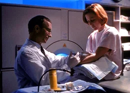 Scully (Gillian Anderson, r.) erf&auml;hrt, dass ihre Krebserkrankung durch ein au&szlig;erirdisches Virus verursacht wurde, das ihr vor einigen Jahren injiziert worden sein muss.