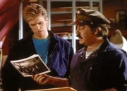 MacGyver (Richard Dean Anderson, l.) und Jack Dalton (Bruce McGill, r.) betrachten Beweismaterial. MacGyver (Richard Dean Anderson, l.) und Jack Dalton (Bruce McGill, r.) betrachten Beweismaterial.