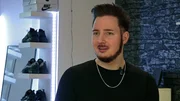 Jonas hat seinen 25. Geburtstag nicht nur mit seiner Freundin samt Töchterchen Hailey gefeiert, sondern auch mit Freunden. Daher muss er nach der Party ordentlich aufräumen und obendrein noch seinen neuen Look erklären. Jonas hat seinen 25. Geburtstag nicht nur mit seiner Freundin samt Töchterchen Hailey gefeiert, sondern auch mit Freunden. Daher muss er nach der Party ordentlich aufräumen und obendrein noch seinen neuen Look erklären.
