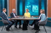 Caren Miosga (m.) mit ihren Gästen (v. l. n. r.): Christian Stecker (Politikwissenschaftler, TU Darmstadt), Thomas de Maizière (CDU, Bundesminister a. D.), Giovanni di Lorenzo (Chefredakteur DIE ZEIT) und Vera Wolfskämpf (Landeskorrespondentin Sachsen-Anhalt, RedaktionsNetzwerk Deutschland). Caren Miosga (m.) mit ihren Gästen (v. l. n. r.): Christian Stecker (Politikwissenschaftler, TU Darmstadt), Thomas de Maizière (CDU, Bundesminister a. D.), Giovanni di Lorenzo (Chefredakteur DIE ZEIT) und Vera Wolfskämpf (Landeskorrespondentin Sachsen-Anhalt, RedaktionsNetzwerk Deutschland).